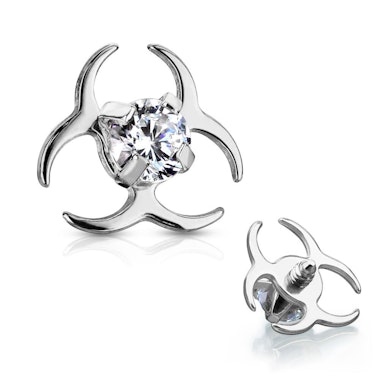 Piercing dermal in forma simbol pericol biologic cu pietricica