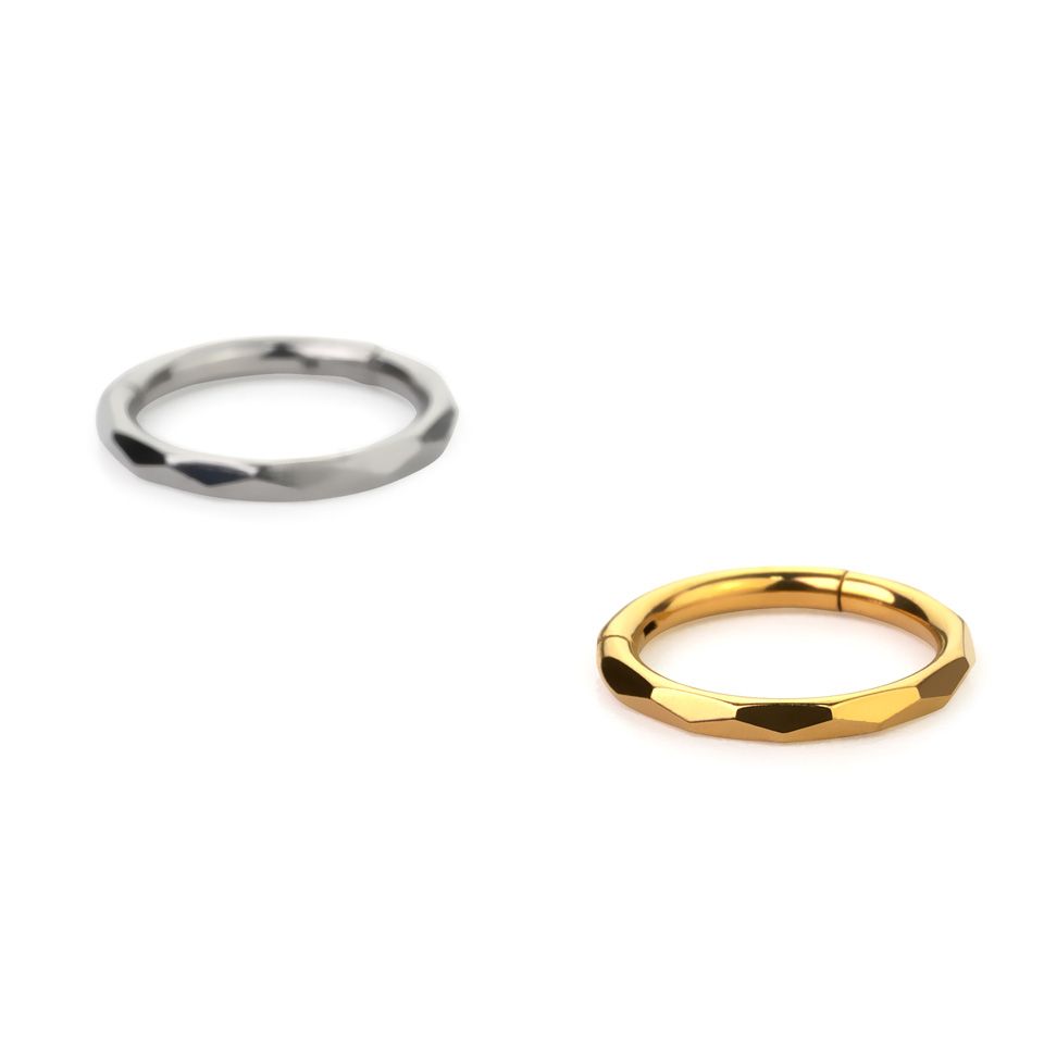 Cercel din titan cu balama și model tip diamant