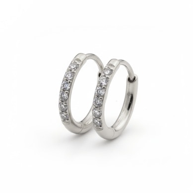 Pereche de cercei huggie rotunzi din oțel chirurgical cu pietre