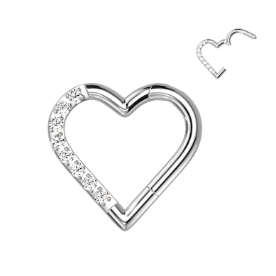 Cercel din titan cu balama în formă de inimă pavat cu pietre de zirconiu
