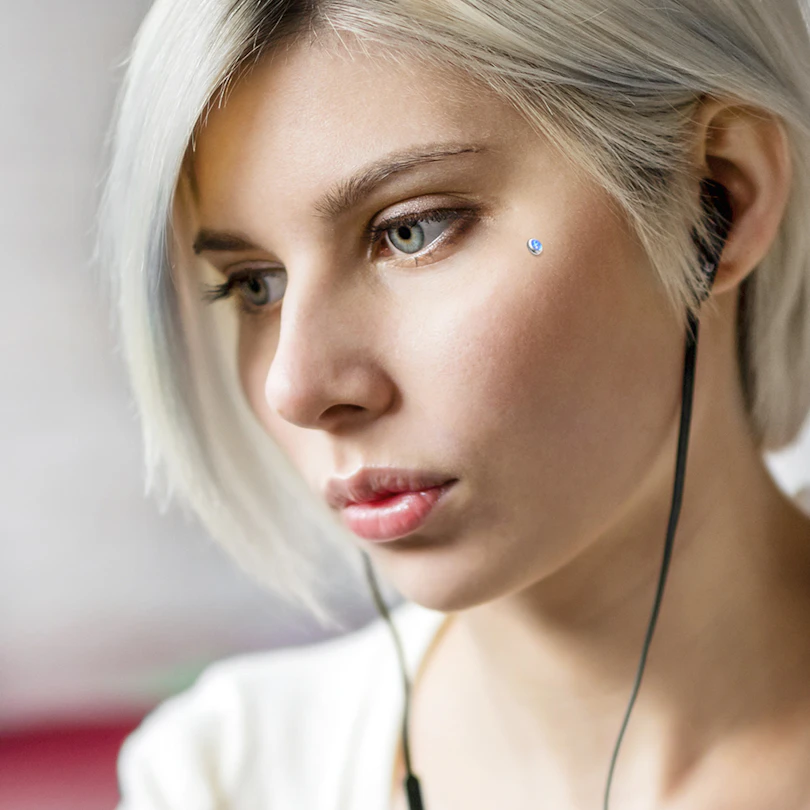 Ancoră dermală plată cu piatră de opal