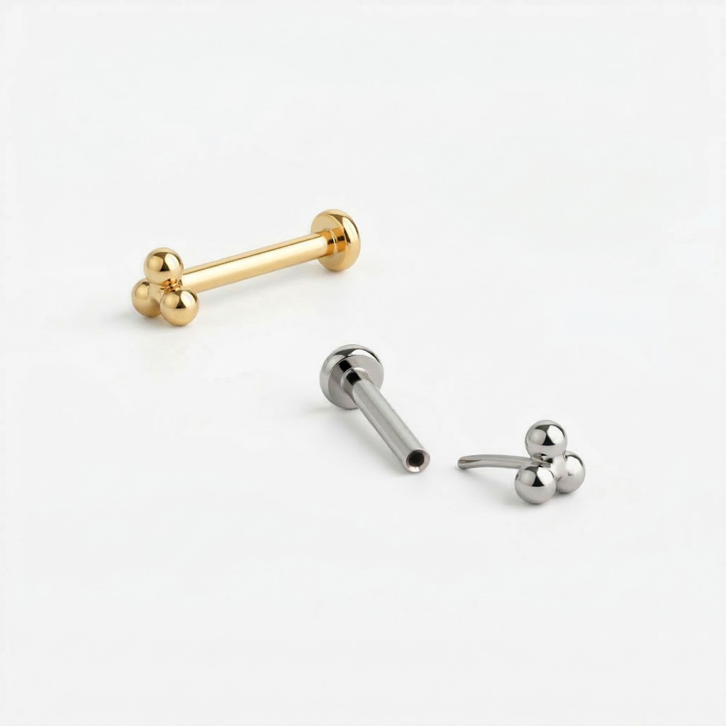 Labret push-in din titan cu vârf din trei bile grupate în formă de triunghi