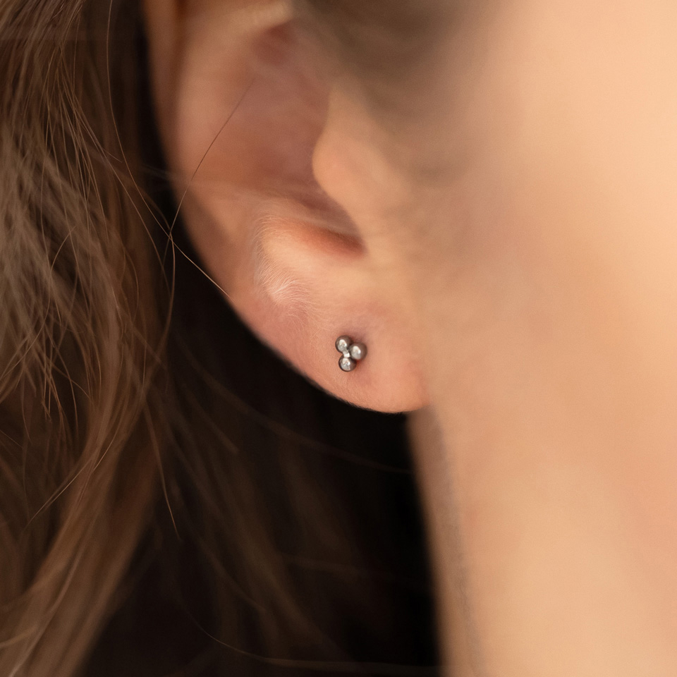 Labret push-in din titan cu vârf din trei bile grupate în formă de triunghi