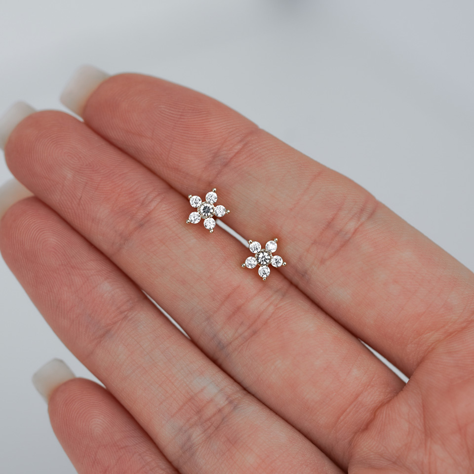 Labret cu floare din pietre și filet intern