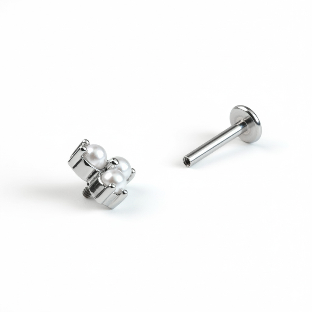 Labret delicat cu trio din perle sintetice