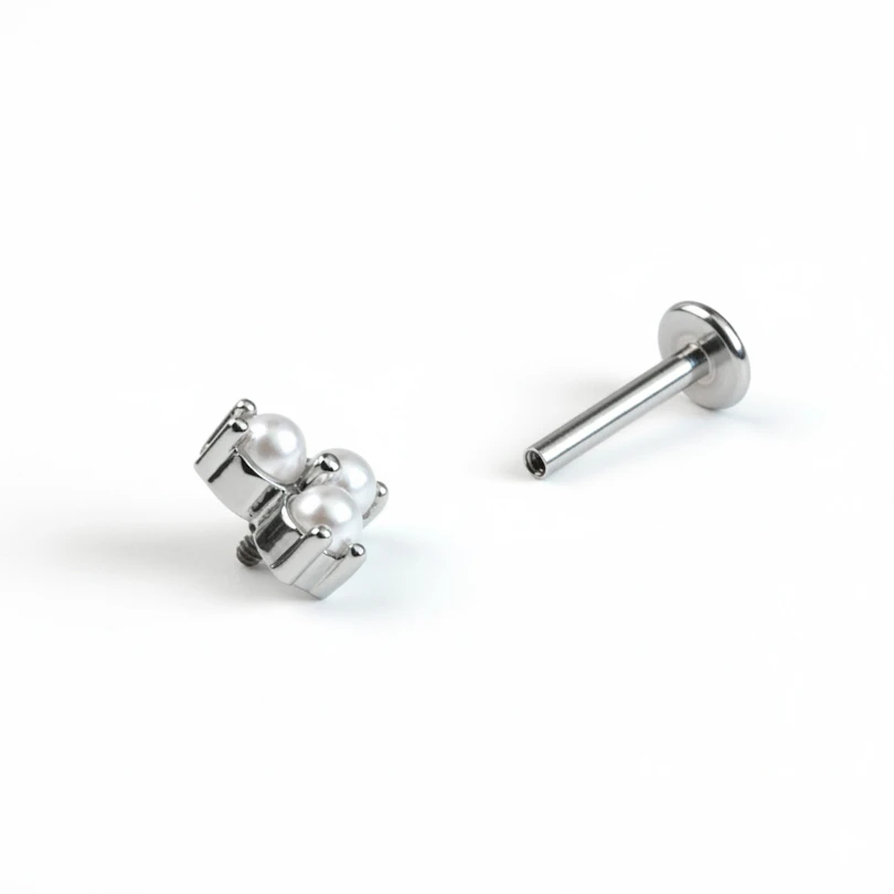 Labret delicat cu trio din perle sintetice