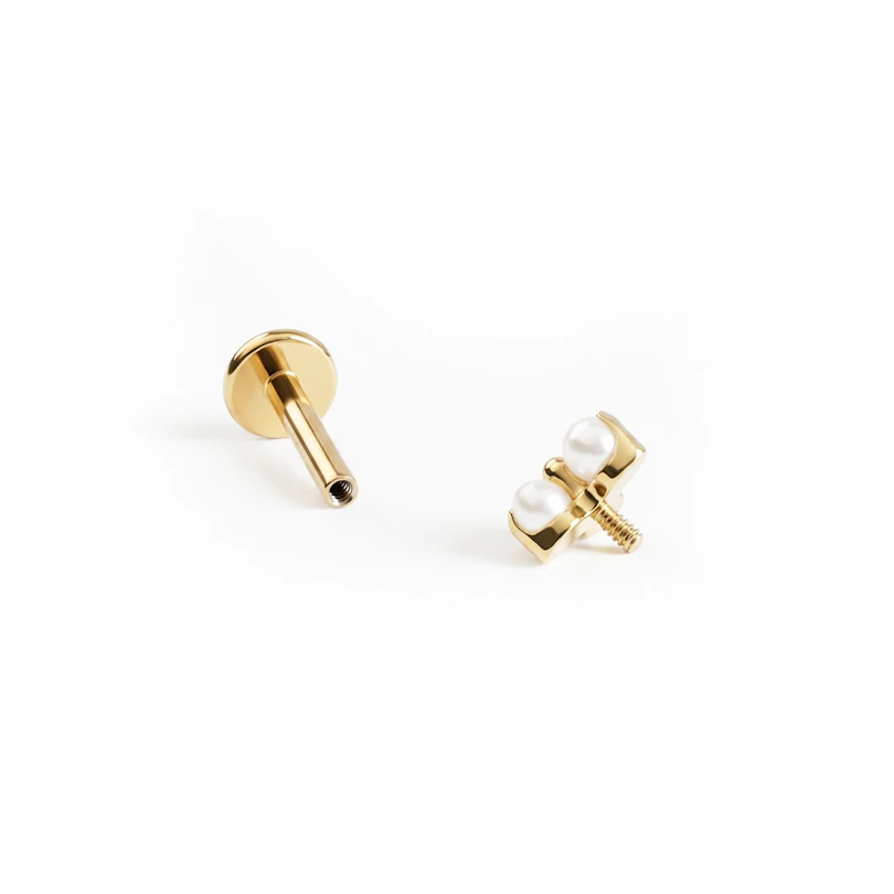 Labret delicat din titan cu trio de perle