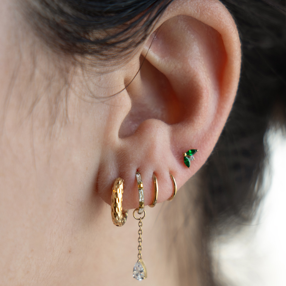 Labret din titan cu două pietre de culoarea smaraldului