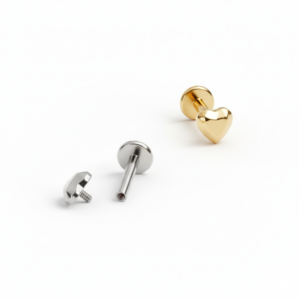 Labret din titan cu inimă multifațetată