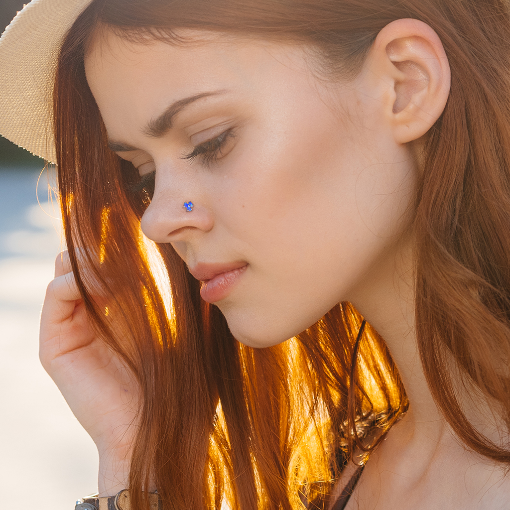 Cercel nazal din aur de 14k în formă de L cu trei pietre opal