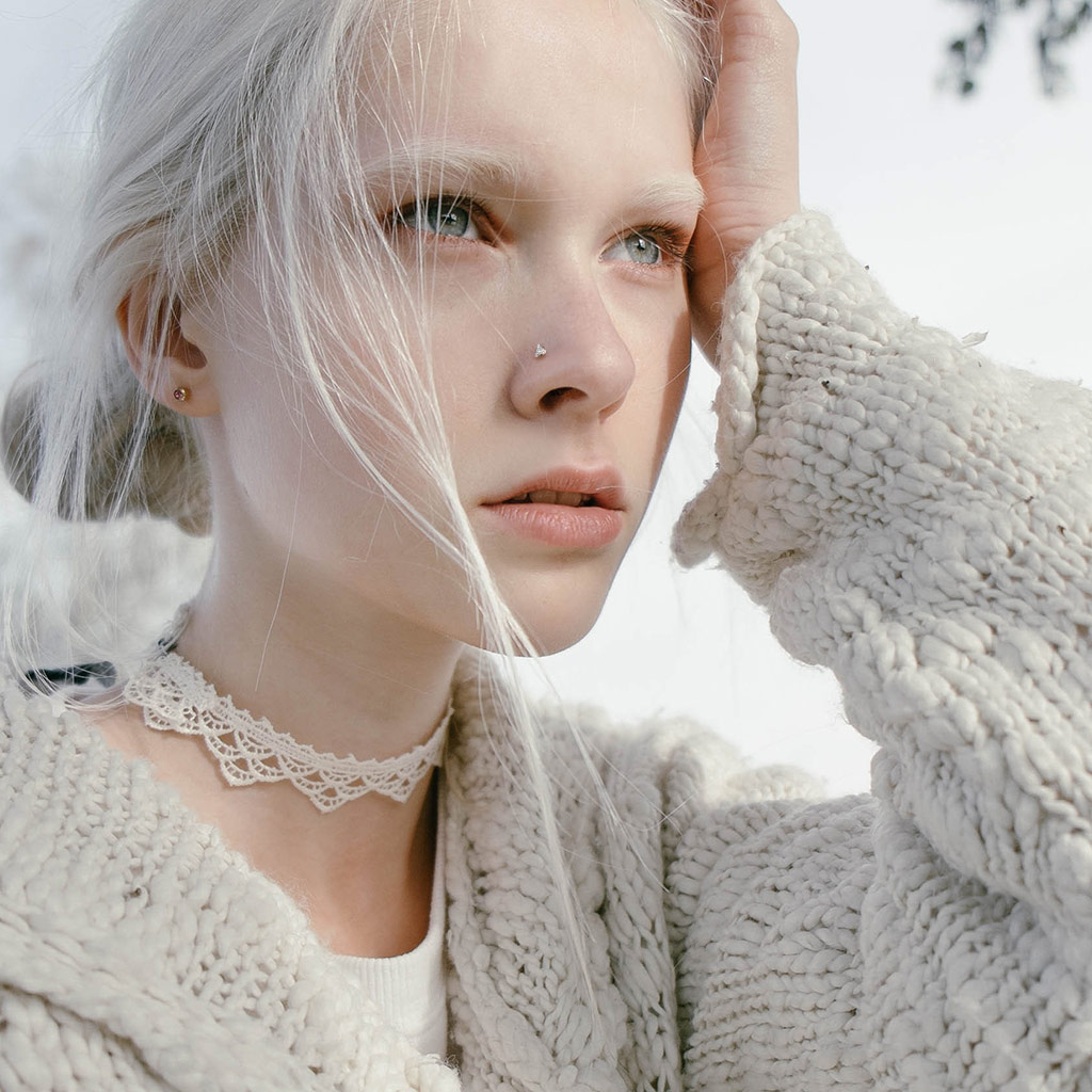 Cercel de nas din aur de 14 carate cu piatră triunghiulară