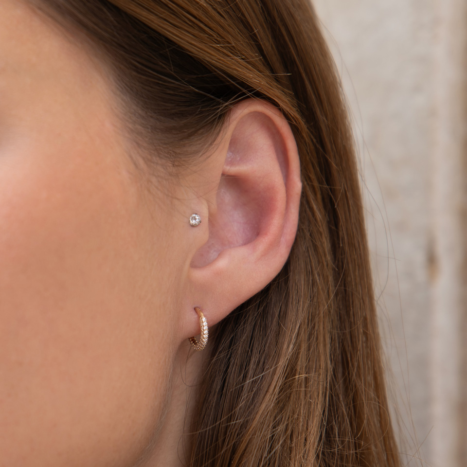 Cercel din aur de 14 ct cu balama și margine rotunjită pavată cu pietre de zirconia