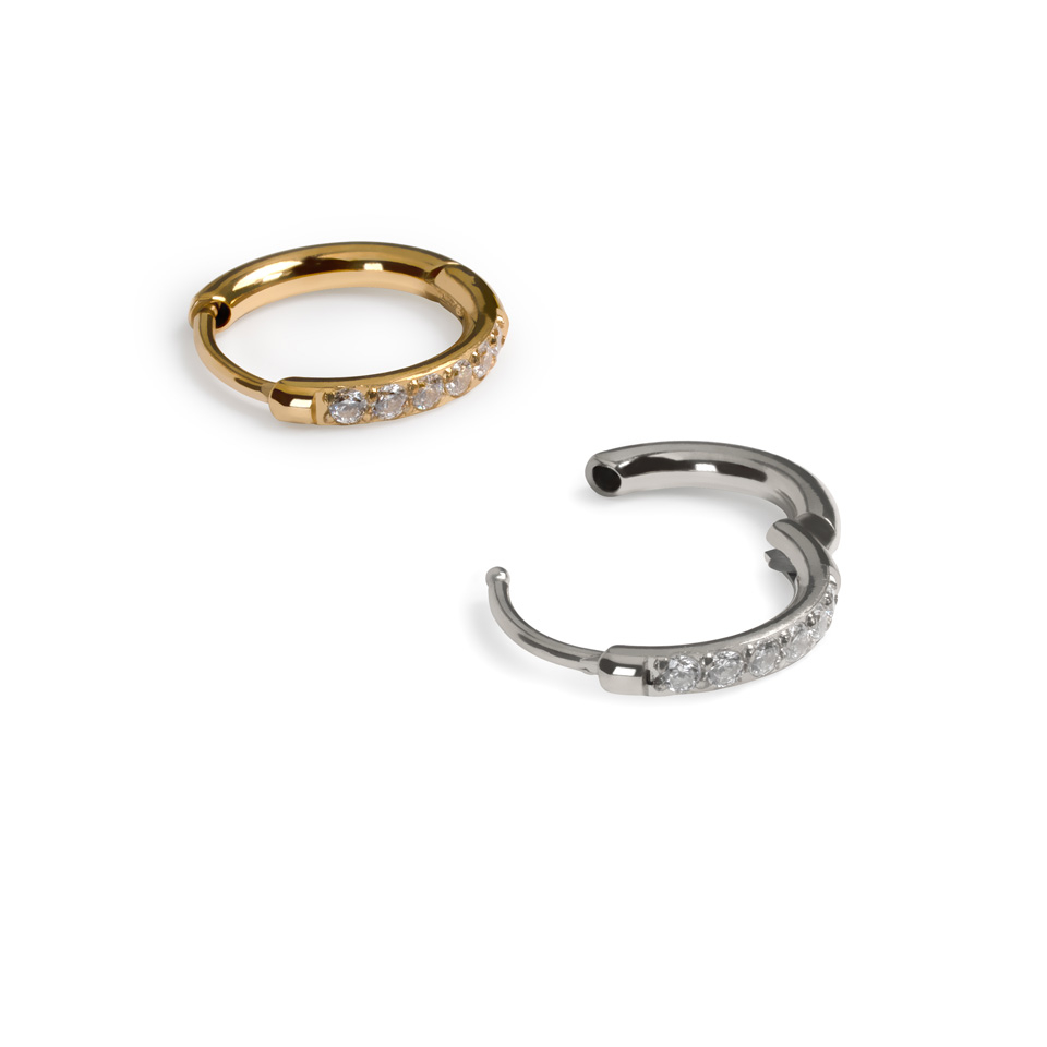 Pereche de cercei huggie rotunzi din oțel chirurgical cu pietre