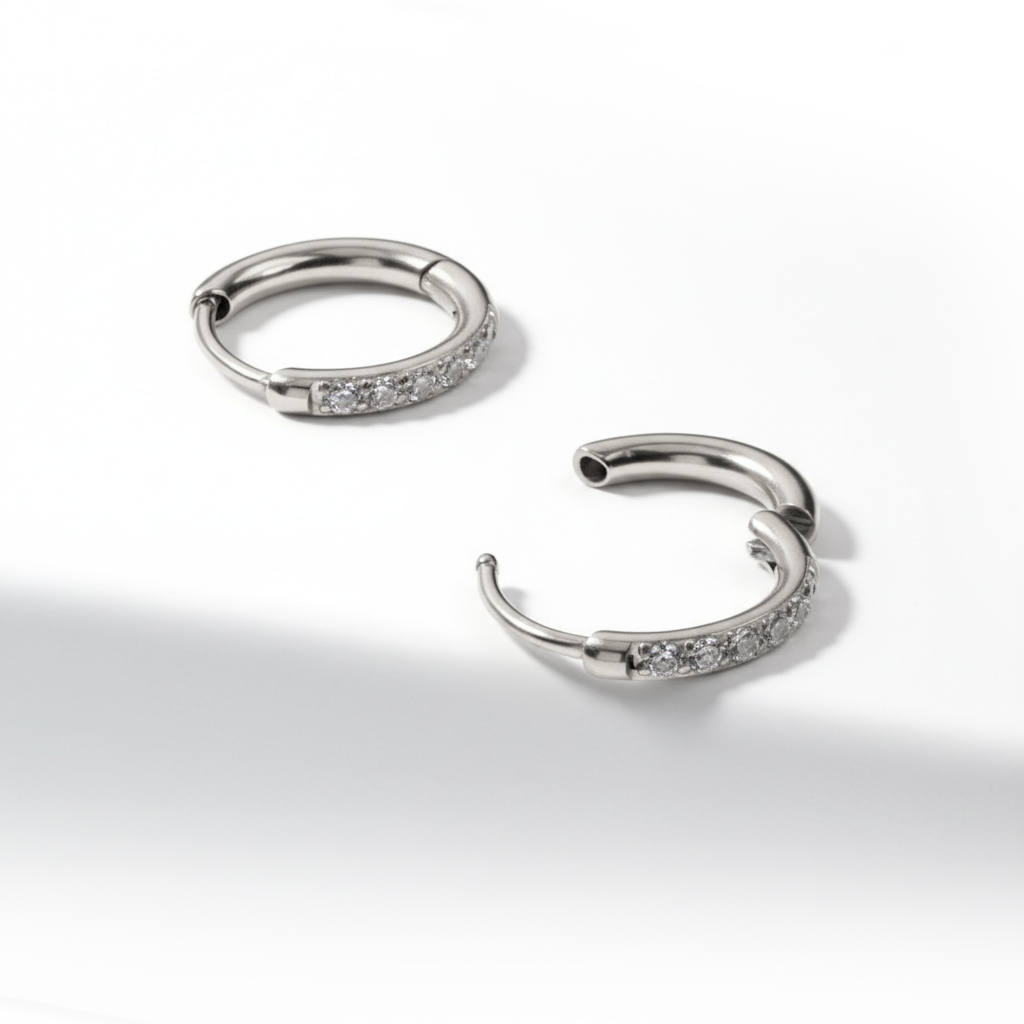 Pereche de cercei huggie rotunzi din oțel chirurgical cu pietre