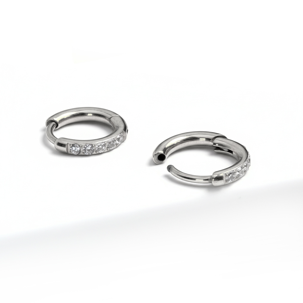 Pereche de cercei huggie cu pietre