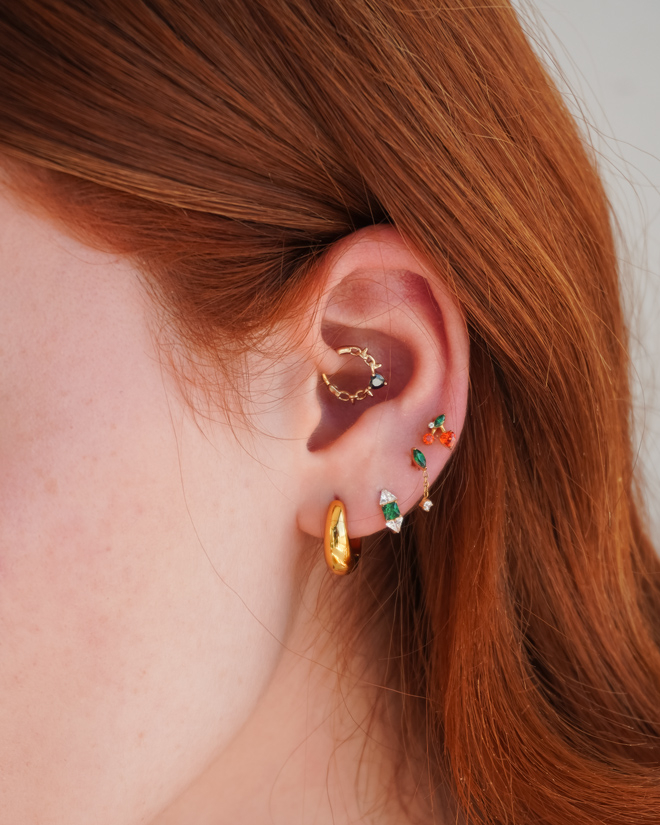 Cercel din titan cu piatră verde centrală