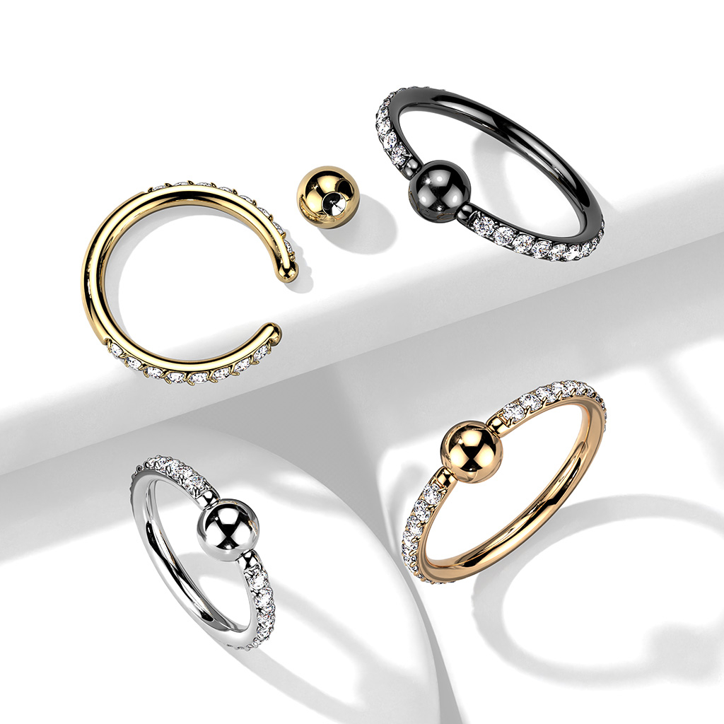 Cercel din titan cu bilă captivă și pietre din ziconiu pe fiecare latură