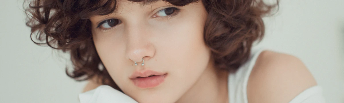 Ce Sunt Piercingurile de Septum: Durere, Proceduri și Opțiuni Bijuterii Ce Sunt Piercingurile de Septum: Durere, Proceduri și Opțiuni Bijuterii