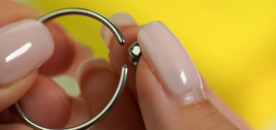 Deschide Și Închide În Siguranță Cerceii De Piercing